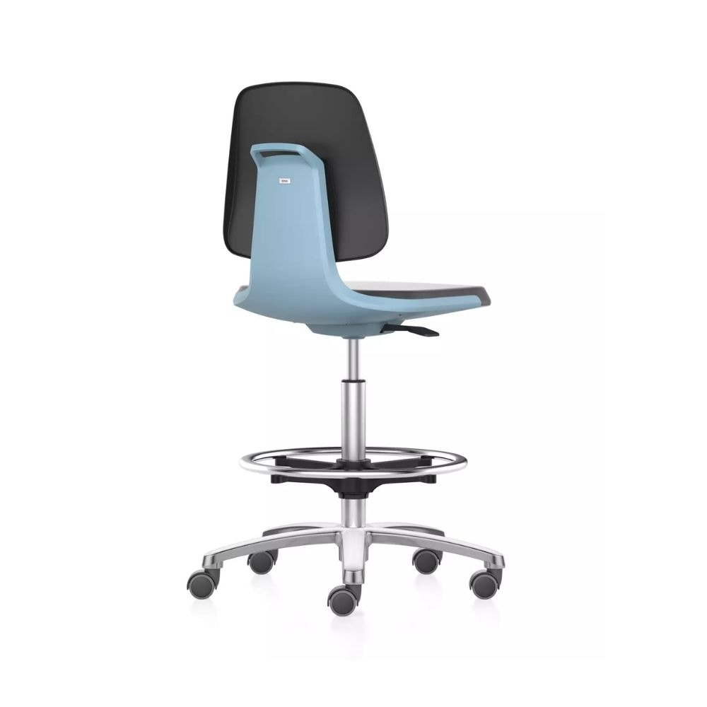 Bimos Labsit 4 høy laboratoriestol, svart, Supertec, lyseblått skall, polert understell, 52–77 cm, inkl. fotring og Stop & Go-hjul