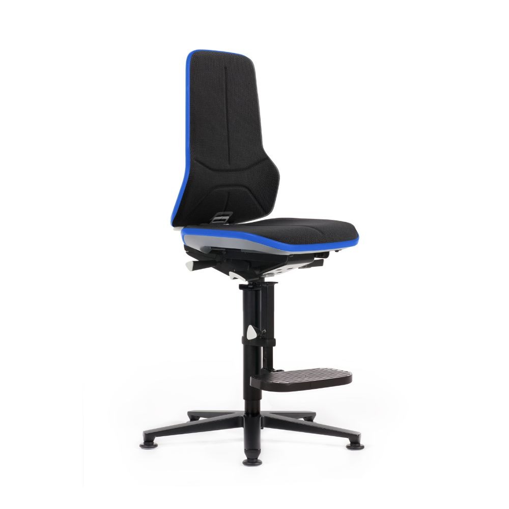 Bimos Neon 3 høy arbeidsstol, svart, Skintec, blått kantbånd, svart aluminiumsfot, 56-82 cm, glideføtter og fotstøtte